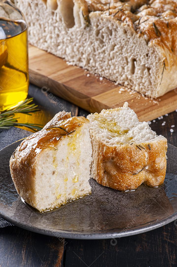 Focaccia tradicional italiana com alecrim e sal grosso. Focaccia de pão caseiro.