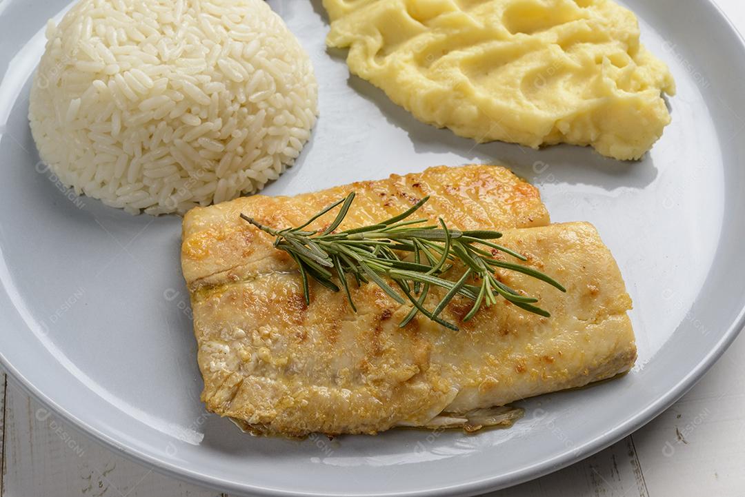 Peixe. Filé de tilápia com arroz branco e purê de batata. Definir refeição.