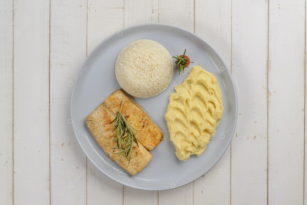 Peixe. Filé de tilápia com arroz branco e purê de batata. Definir refeição.