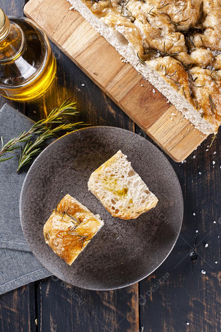 Focaccia tradicional italiana com alecrim e sal grosso. Focaccia de pão caseiro.