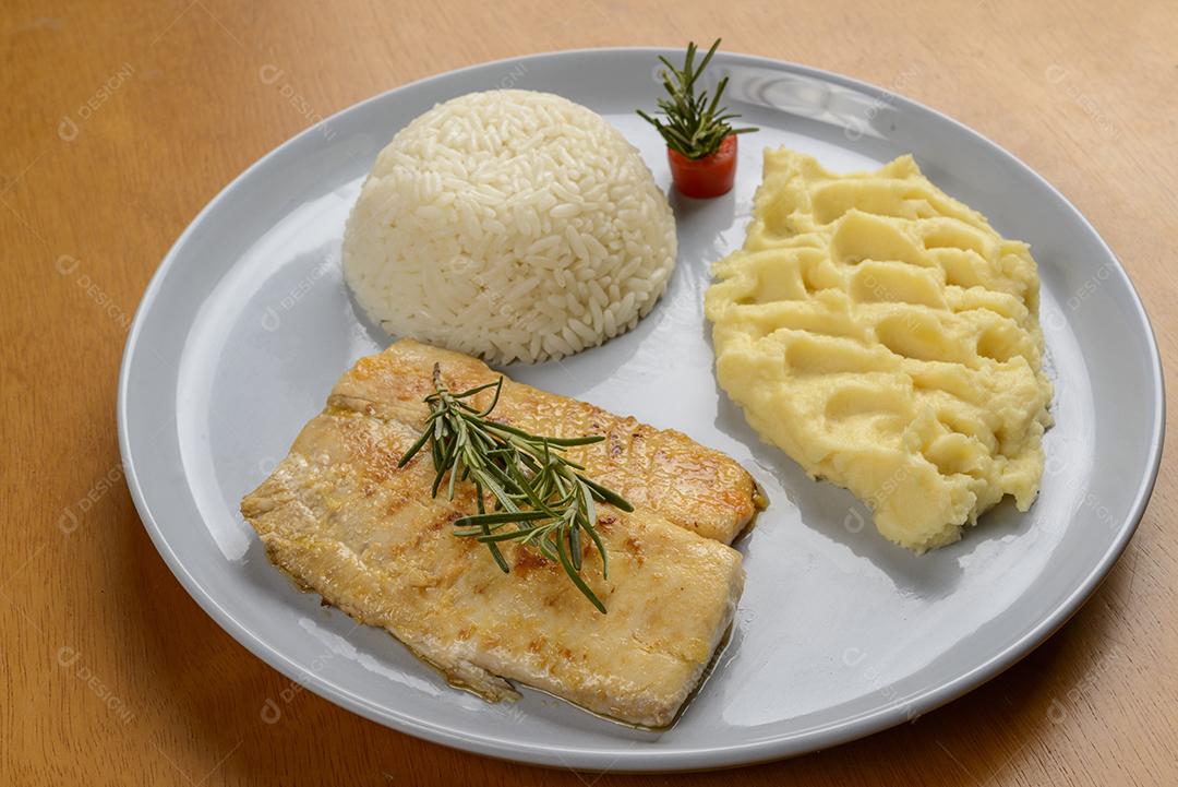 Peixe. Filé de tilápia com arroz branco e purê de batata. Definir refeição.
