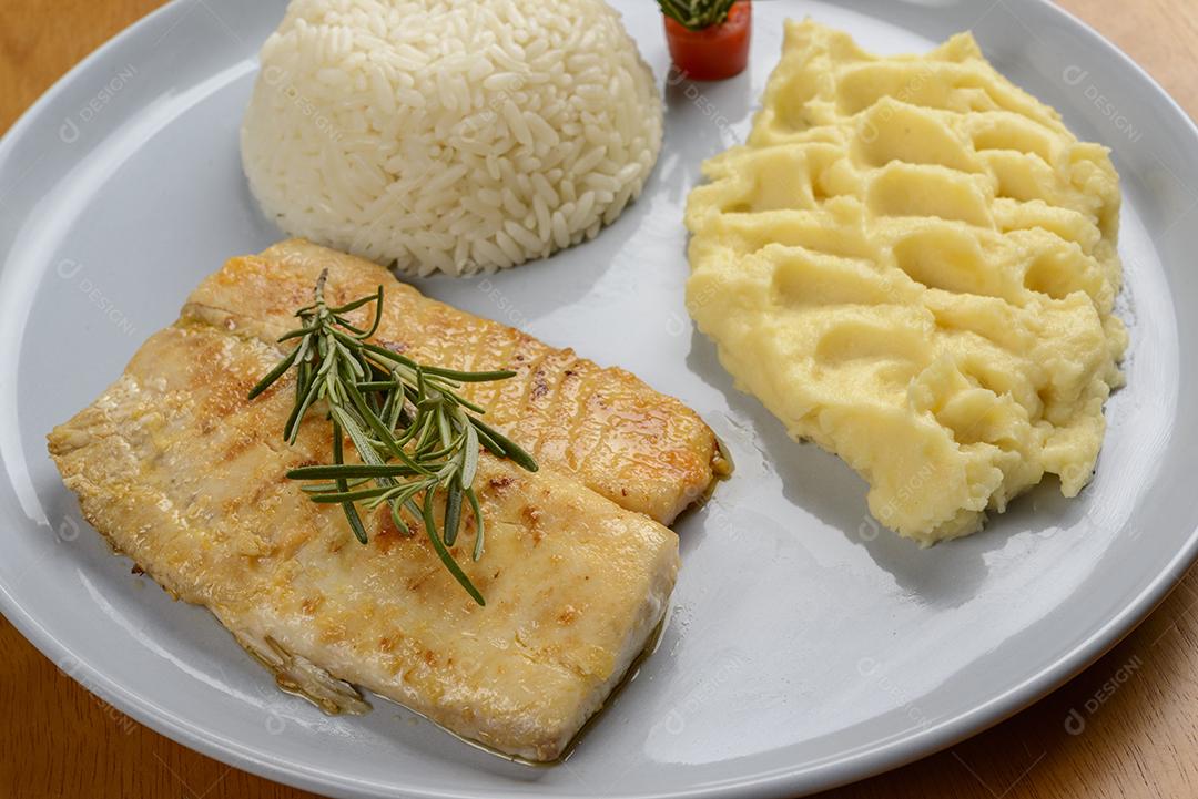 Peixe. Filé de tilápia com arroz branco e purê de batata. Definir refeição.