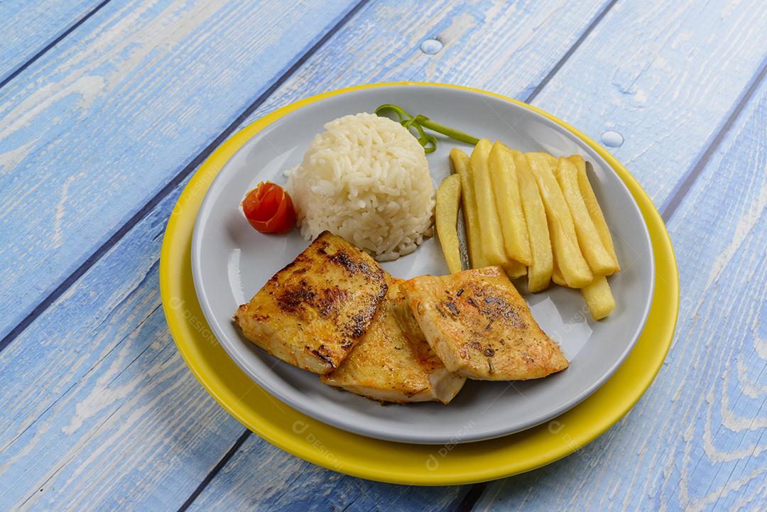 Carne de sol brasileira, cardápio infantil de restaurante. Carne de sol acompanhada