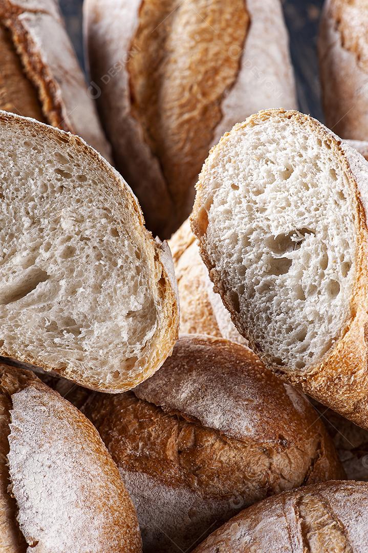 Vários tipos de pães fermentados naturalmente juntos em uma cesta