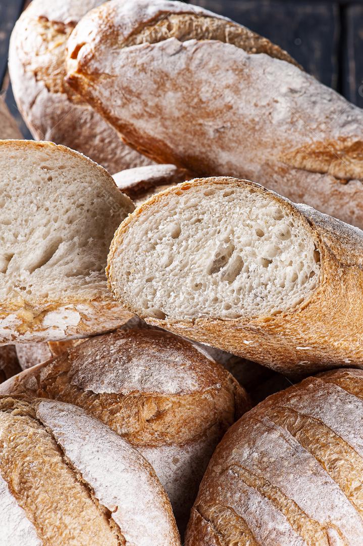 Vários tipos de pães fermentados naturalmente juntos em uma cesta