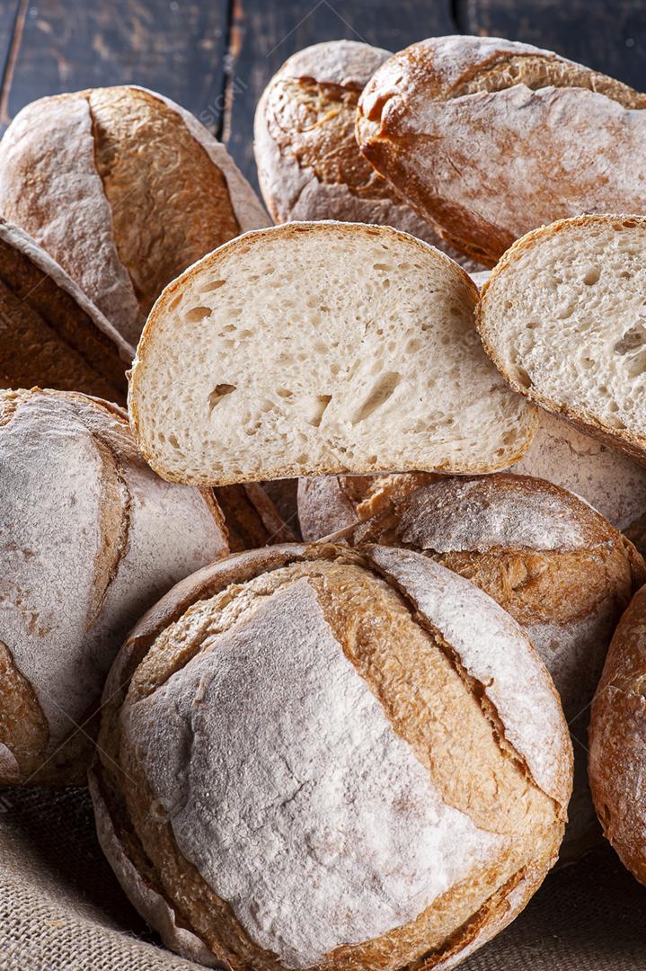 Vários tipos de pães fermentados naturalmente juntos em uma cesta