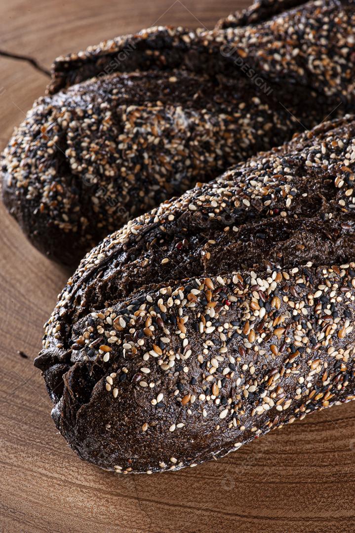 Pão australiano caseiro com farinha integral escura na placa de madeira