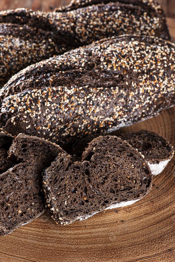 Pão australiano caseiro com farinha integral escura na placa de madeira