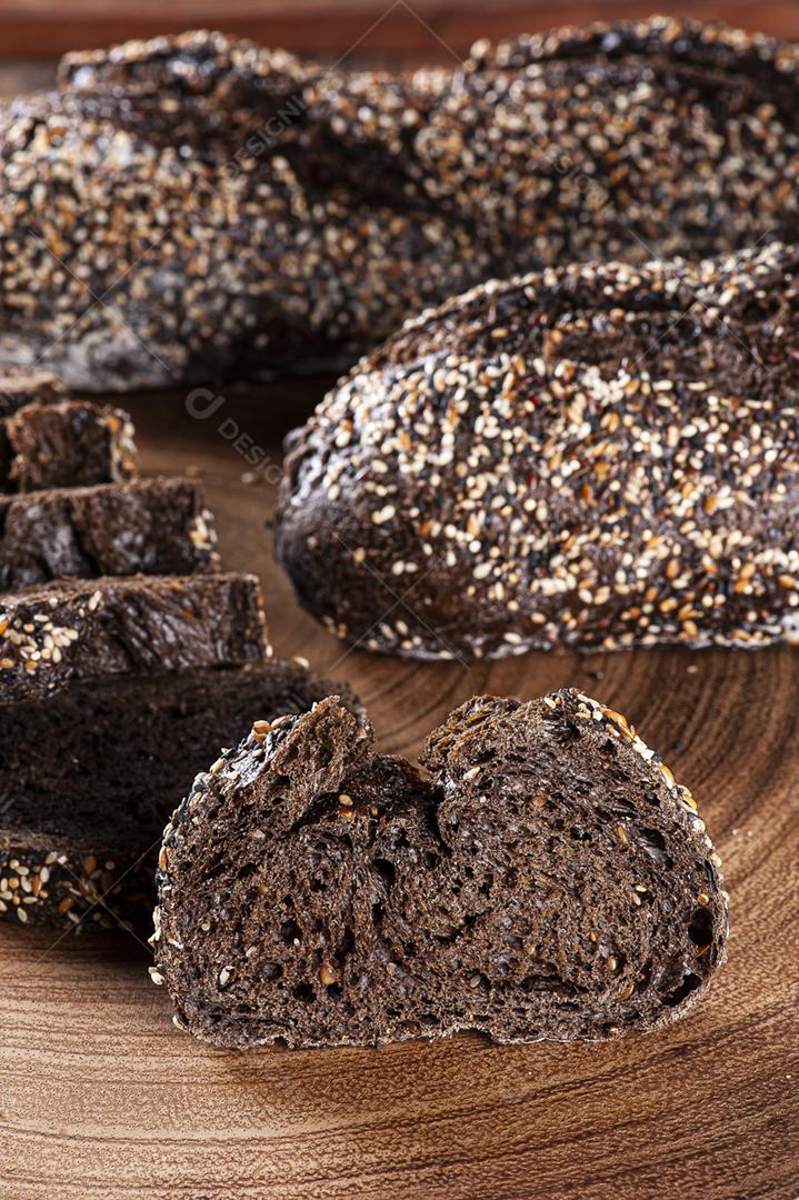 Pão australiano caseiro com farinha integral escura na placa de madeira
