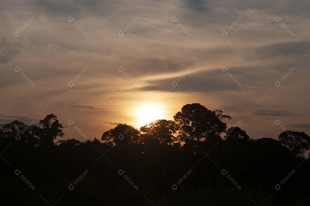 por do sol tardezinha céu escuro horizonte. Paisagem