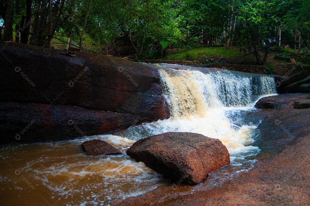 Cachoeira no meio da floresta, natureza paisagem