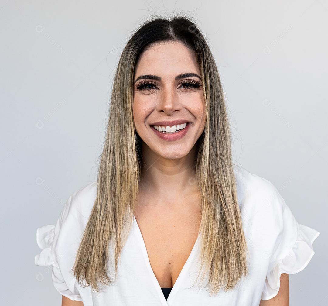 Retrato de cabelo loiro de mulher latina bonita, mulher bonita