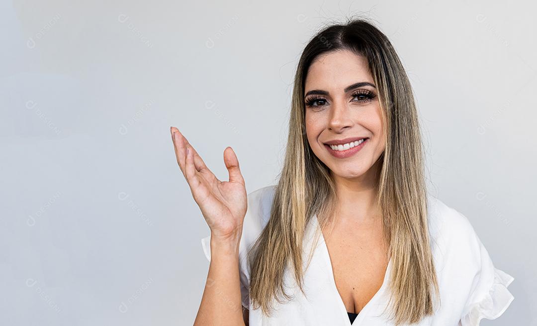 Uma jovem latina aponta para os lados. Publicidade e apresentação
