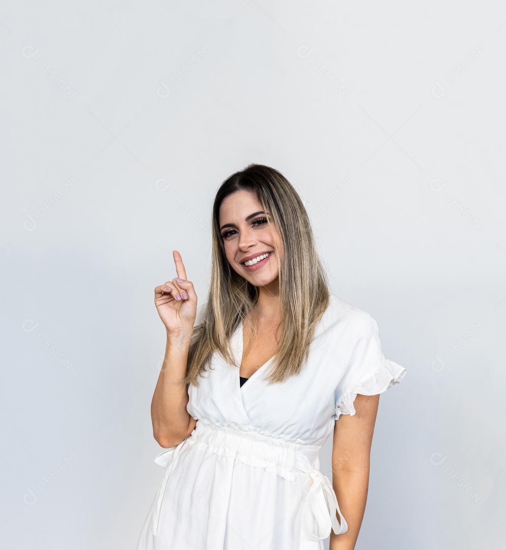 Uma jovem latina aponta para cima. Publicidade e apresentação