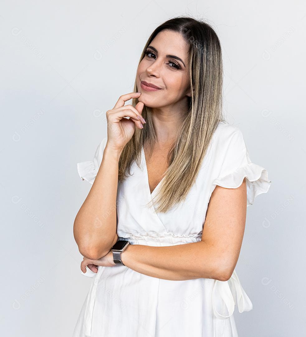 Retrato de cabelo loiro de mulher latina bonita, mulher bonita