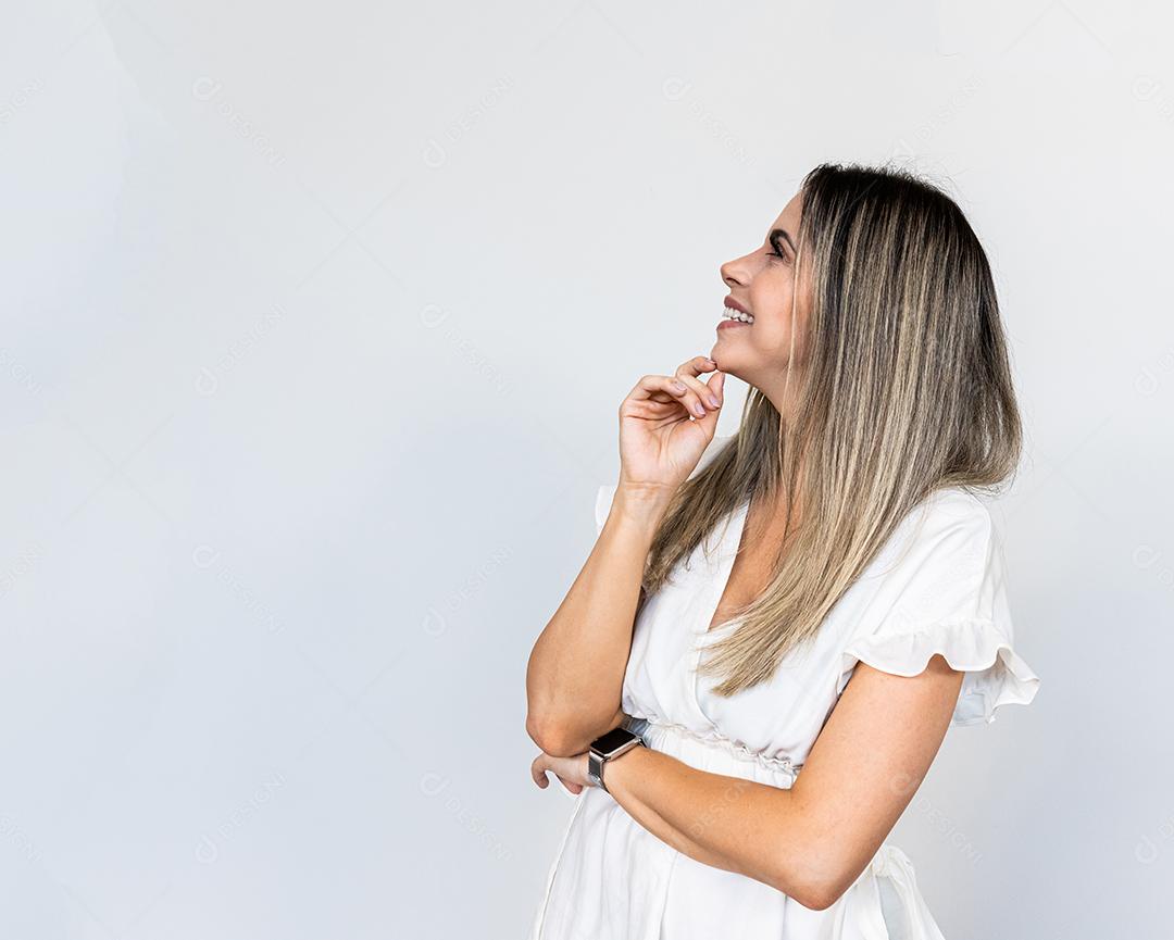 Retrato de cabelo loiro de mulher bonita Latina, modelo feminino de senhora bonita.