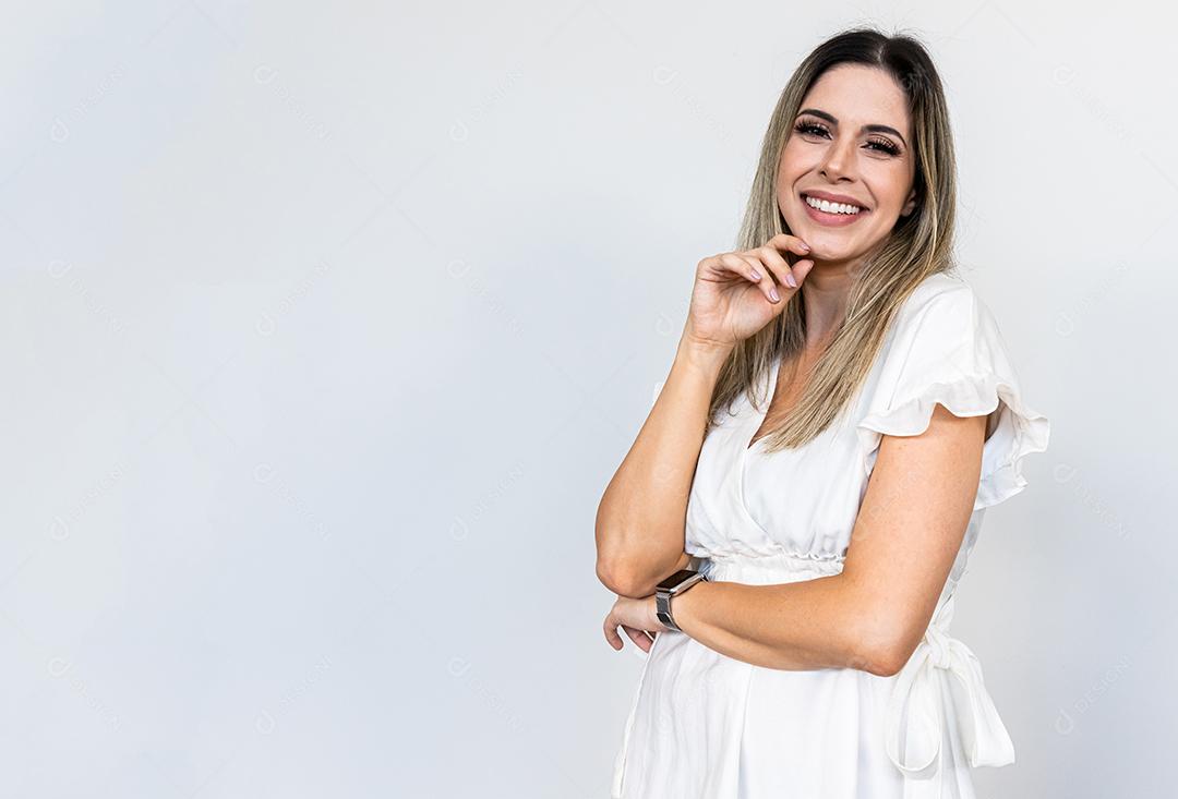 Retrato de cabelo loiro de mulher bonita Latina, modelo feminino de senhora bonita.