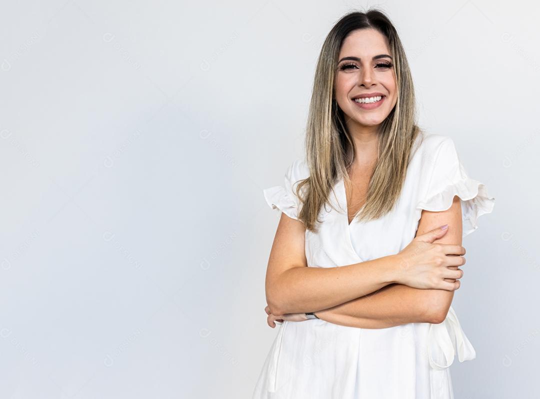 Retrato de cabelo loiro de mulher bonita Latina, modelo feminino de senhora bonita.
