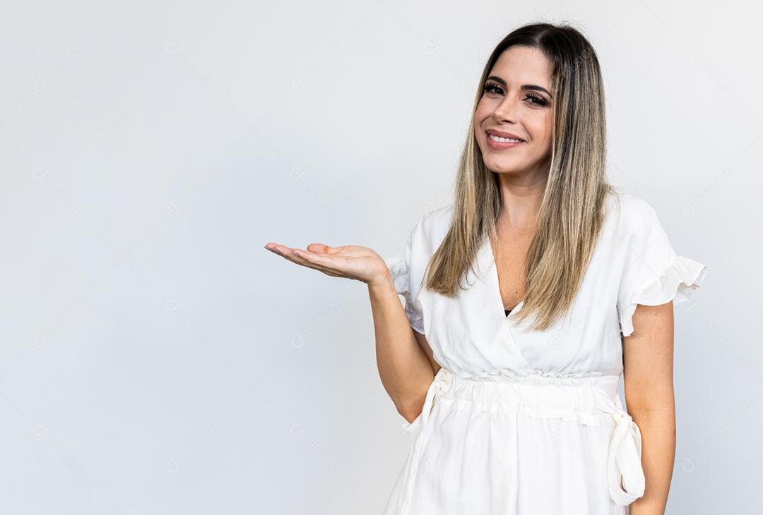 Retrato de cabelo loiro de mulher bonita Latina, modelo feminino de senhora bonita.