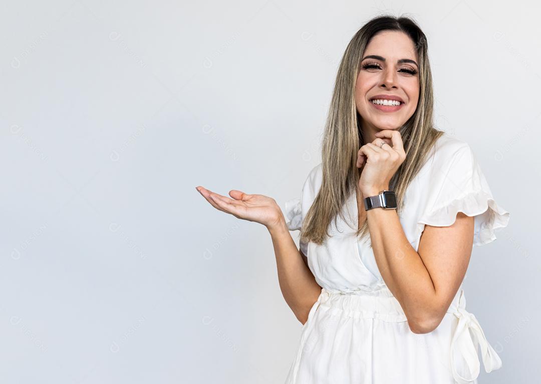 Retrato de cabelo loiro de mulher bonita Latina, modelo feminino de senhora bonita.