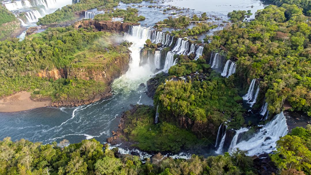 Linda vista aérea das Cataratas do Iguaçu a partir de um helicóptero