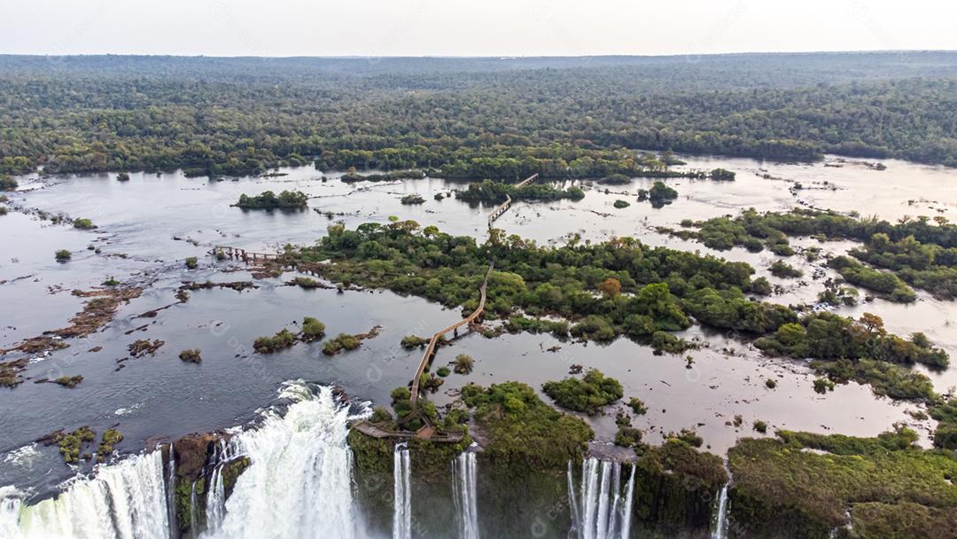 Linda vista aérea das Cataratas do Iguaçu a partir de um helicóptero