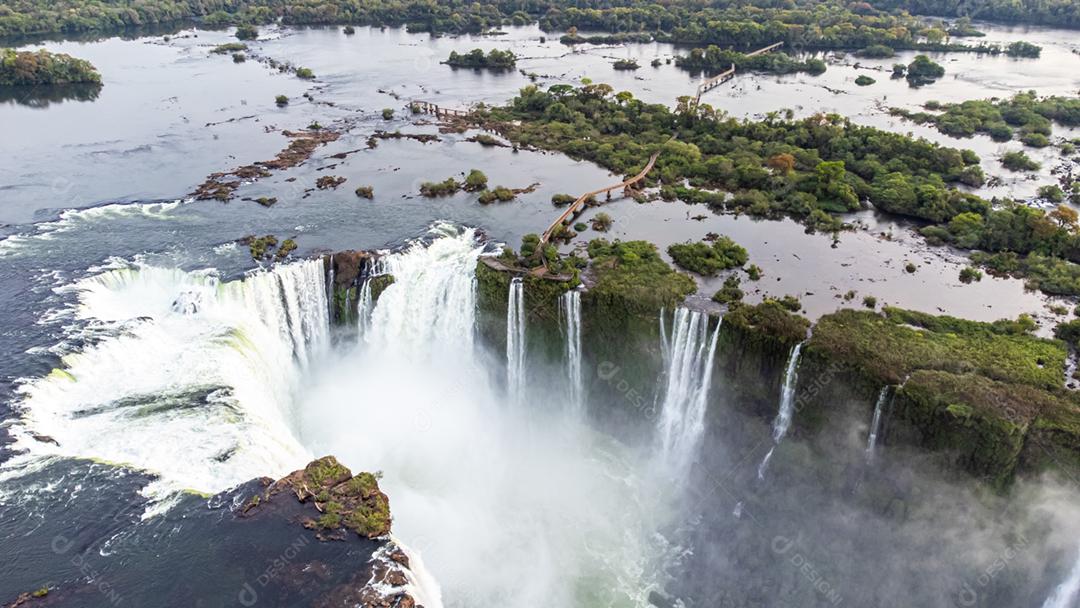 Linda vista aérea das Cataratas do Iguaçu a partir de um helicóptero