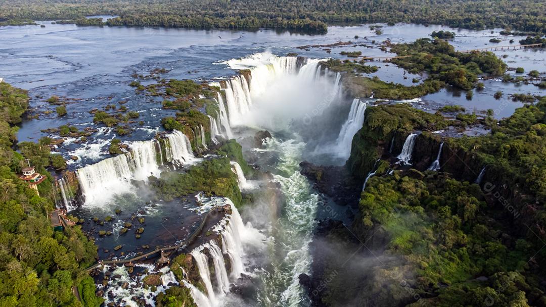 Linda vista aérea das Cataratas do Iguaçu a partir de um helicóptero