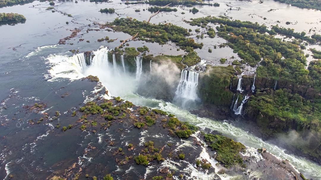 Linda vista aérea das Cataratas do Iguaçu a partir de um helicóptero