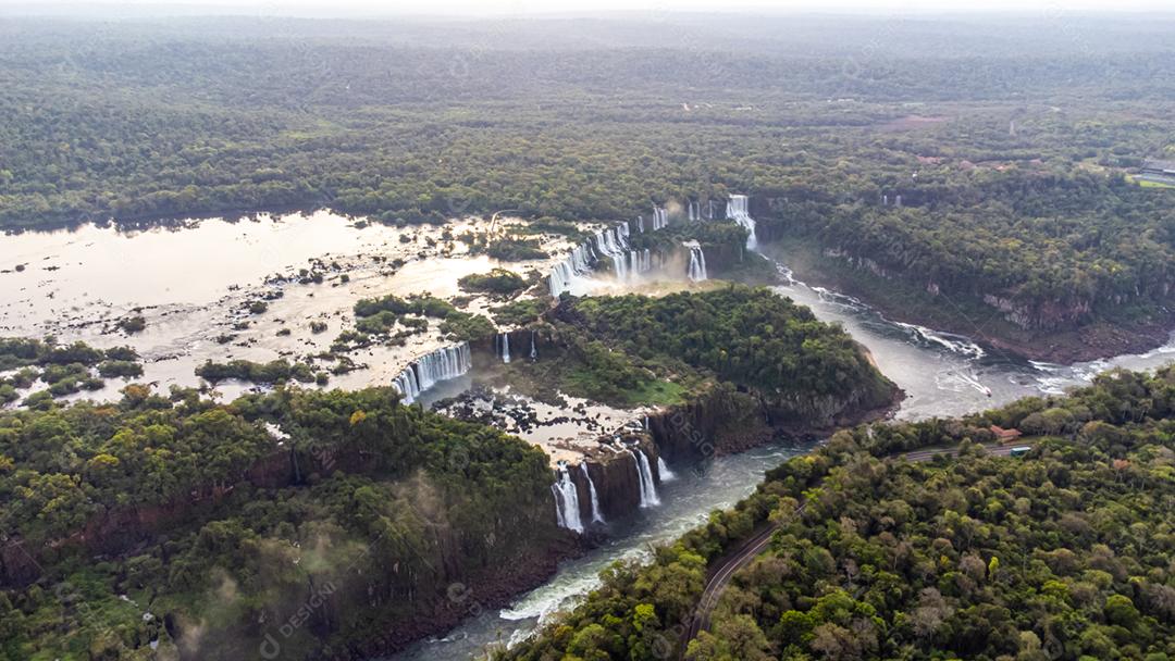 Linda vista aérea das Cataratas do Iguaçu a partir de um helicóptero