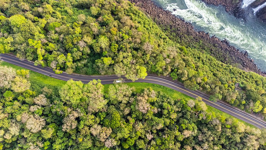 Vista aérea de uma rodovia ao lado de um rio no Nacional do Iguaçu