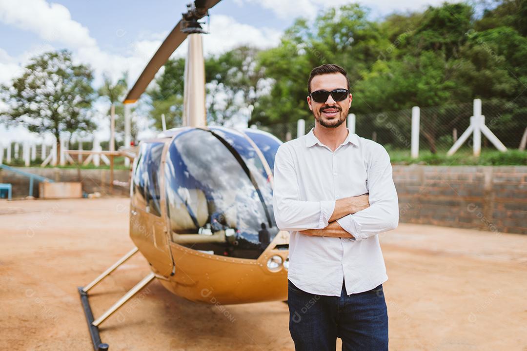 Piloto de helicóptero privado. Piloto perto de helicóptero. homem latino