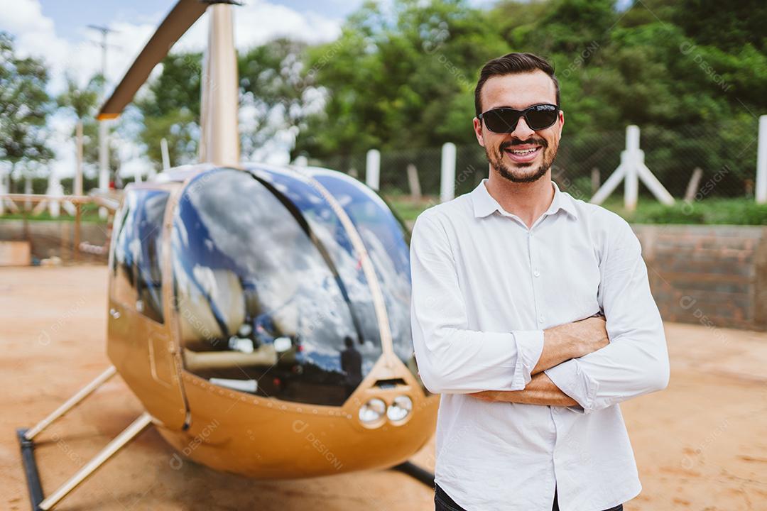 Piloto de helicóptero privado. Piloto perto de helicóptero. homem latino