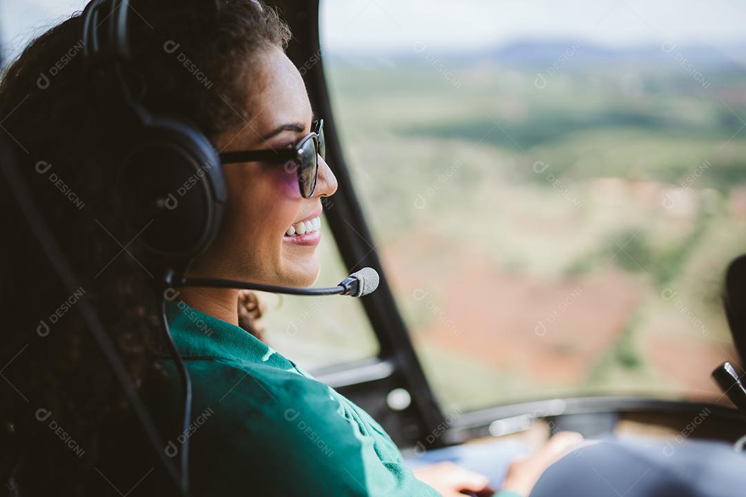 Mulher latina elegante e bem-sucedida no helicóptero