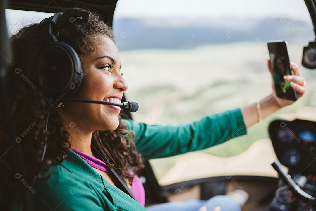 Mulher latina elegante e bem-sucedida no helicóptero
