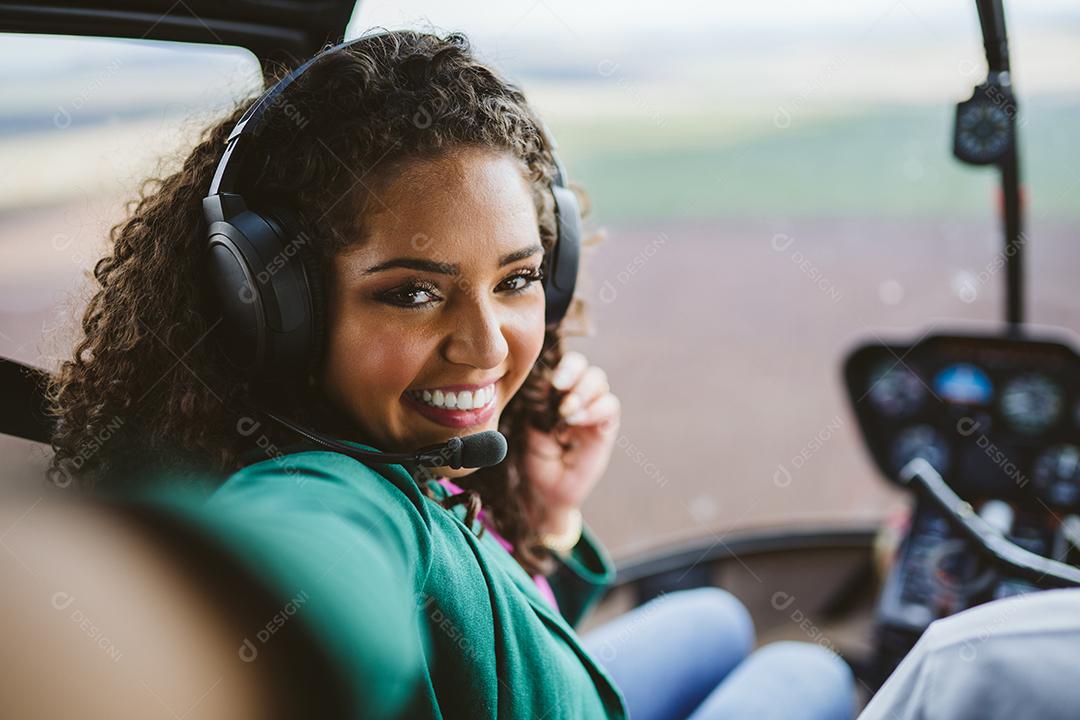 Mulher latina elegante e bem-sucedida no helicóptero