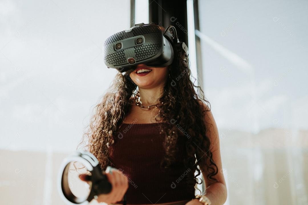 Mulher latina com óculos de realidade virtual. Conceito de tecnologia do futuro.
