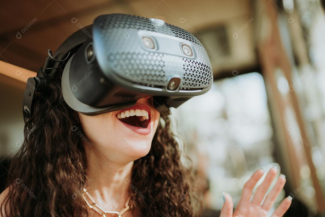 Mulher latina com óculos de realidade virtual. Conceito de tecnologia do futuro.