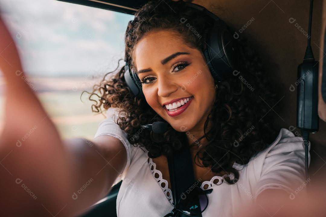 Bem sucedida inteligente elegante jovem Latina no helicóptero
