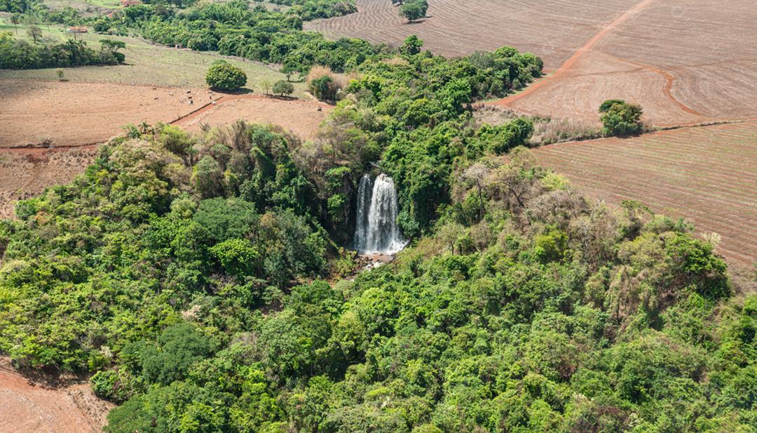 Vista aérea do drone da cachoeira superior.