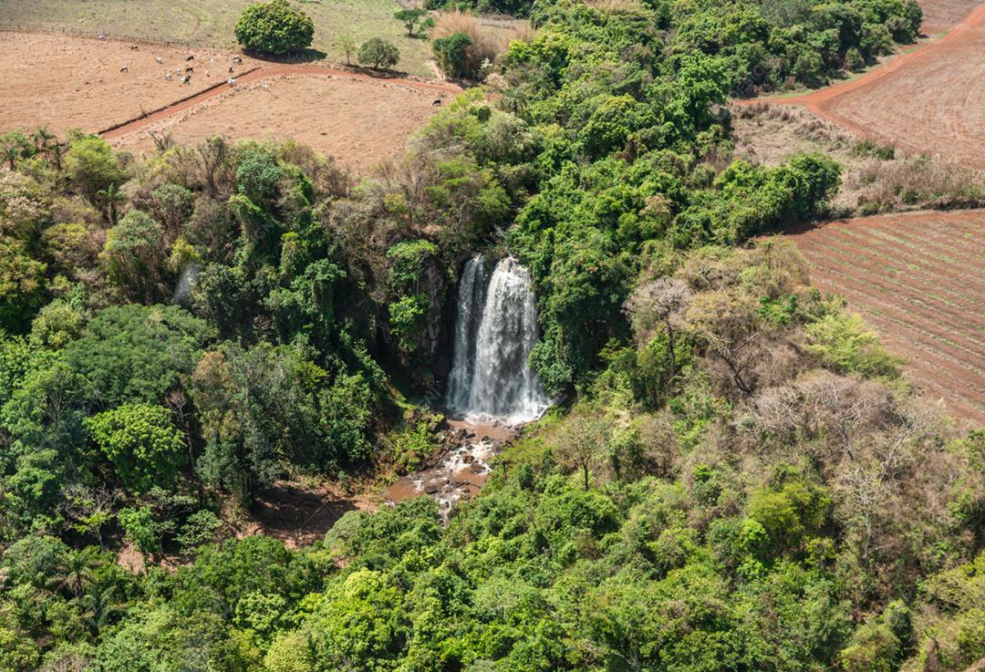Vista aérea do drone da cachoeira superior.