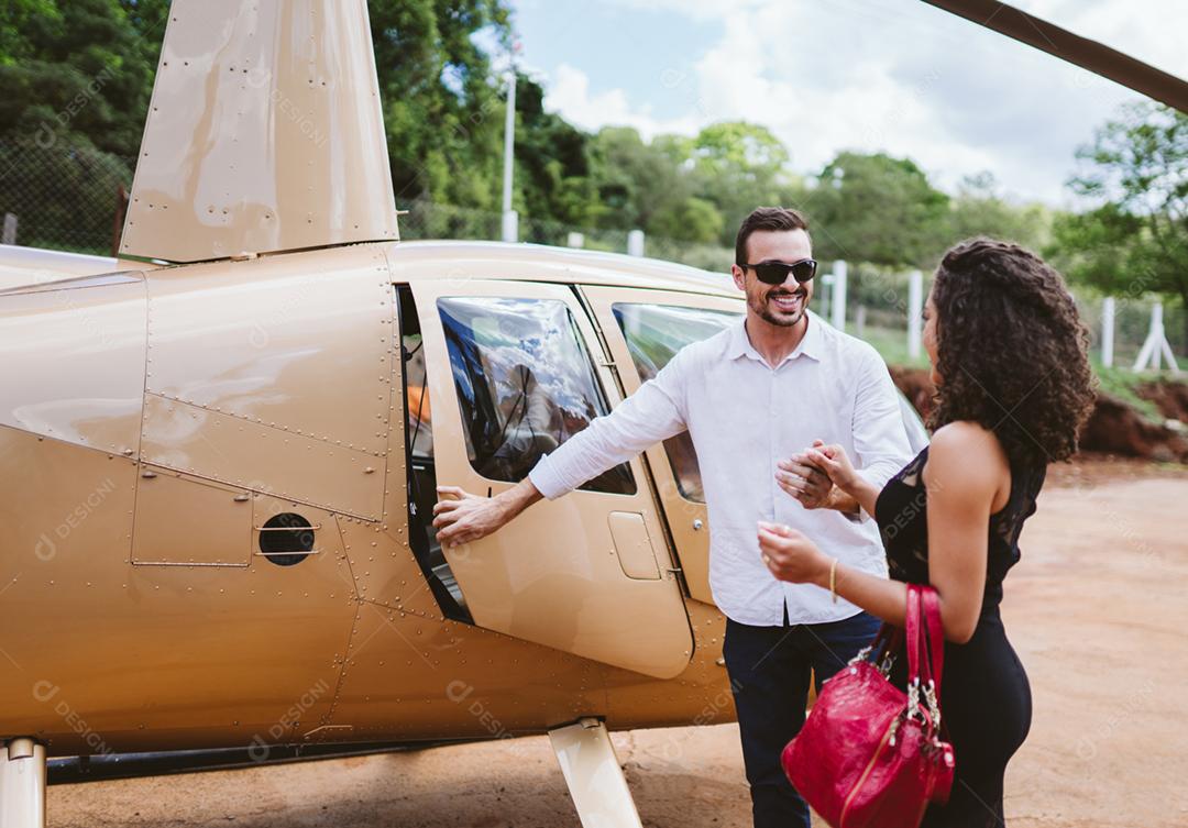 Bem sucedida inteligente elegante jovem Latina perto de helicóptero