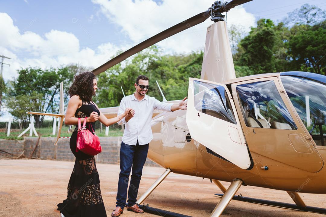 Bem sucedida inteligente elegante jovem Latina perto de helicóptero