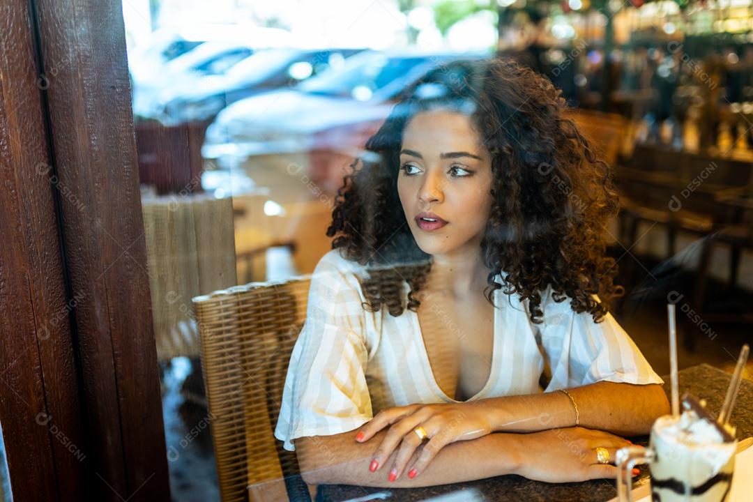 Mulher latina triste deprimida padaria. Olhando para horizonte, preocupado. fim de relacionamento.