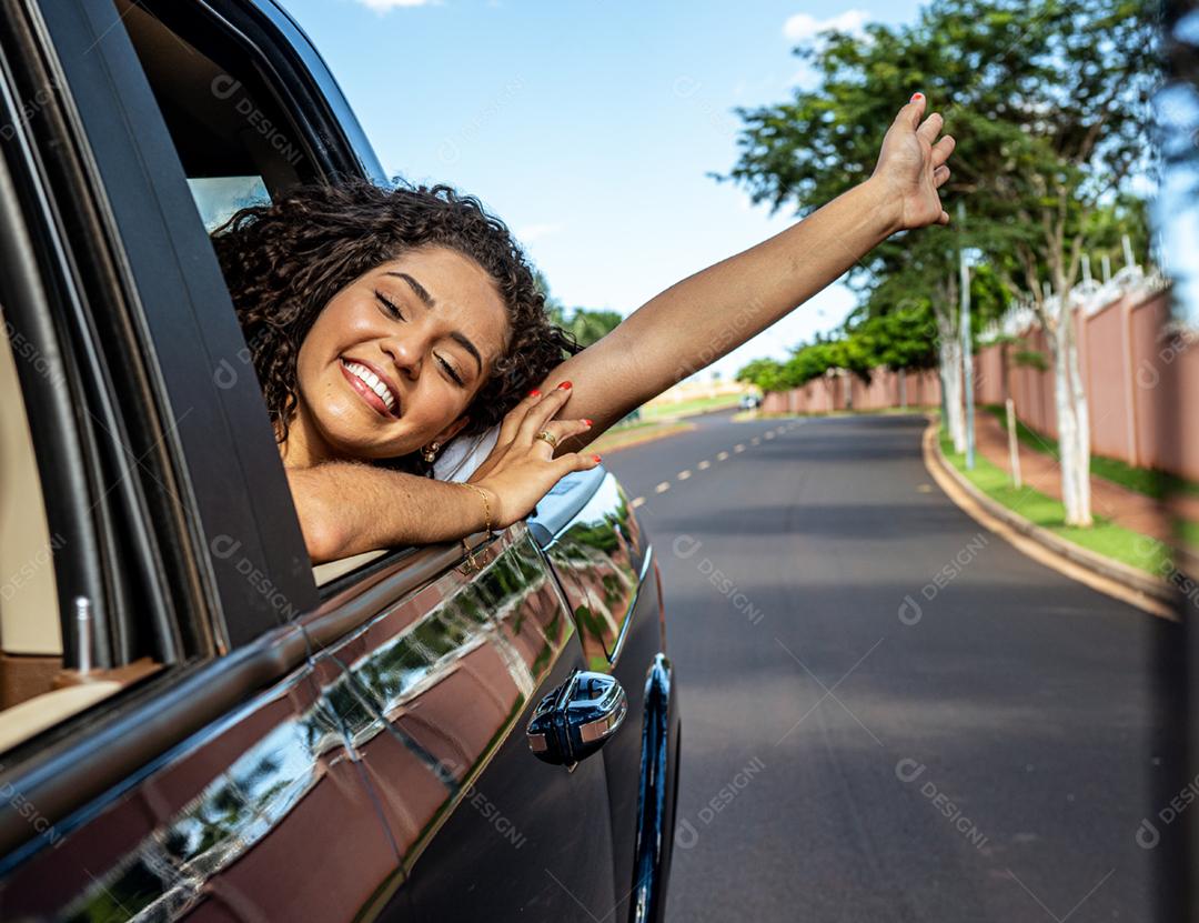 Mulher latina na janela do carro. Viagem de carro. Garota olha pela janela do carro