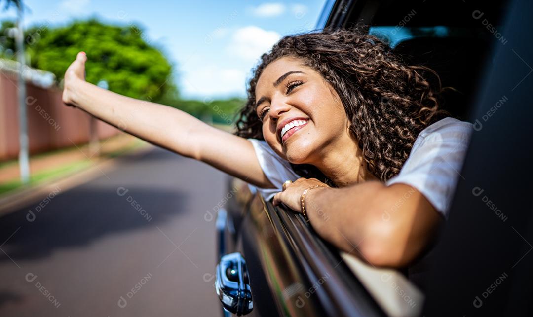 Mulher latina na janela do carro. Viagem de carro. Garota olha pela janela do carro