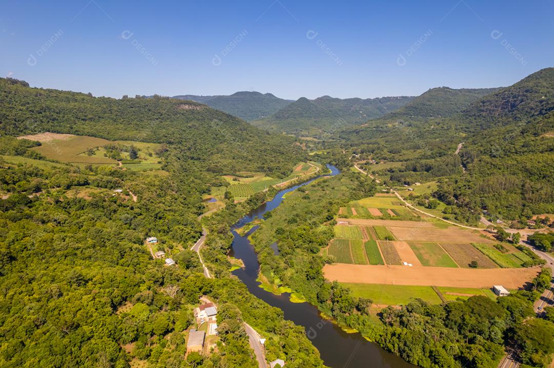 Montanhas verdes e céu azul no vale, Rio Grande do Sul, Brasil.