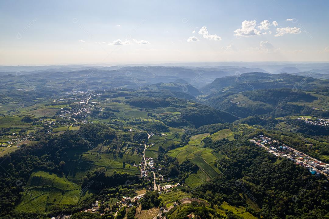 Montanhas verdes e céu azul no vale de Bento Gonçalves, Rio Grande do Sul, Brasil.