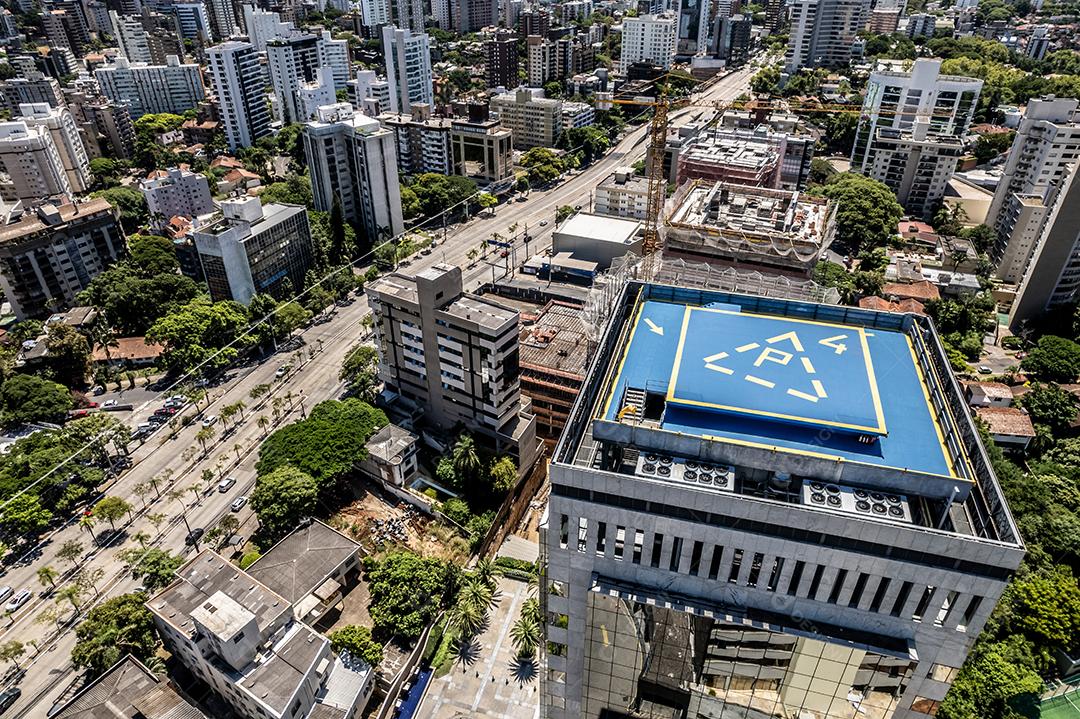 Plataforma de pouso de helicóptero em cima do telhado do edifício, heliporto.