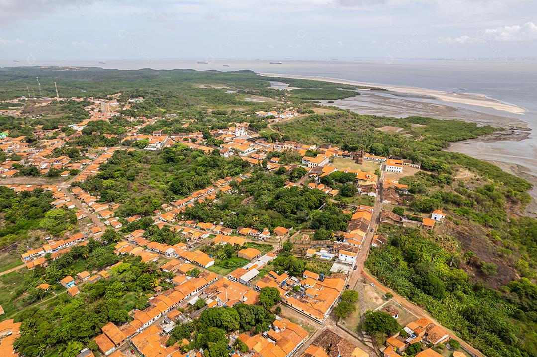 Vista aérea de Alcântara, Maranhão, Brasil. Ruínas no história